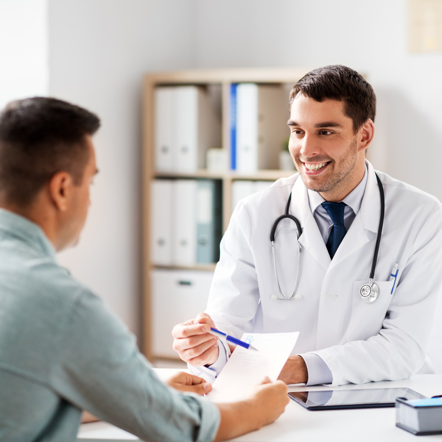 paciente em consulta urológica preventiva, urologista explicando cuidados urológicos, ambiente acolhedor
